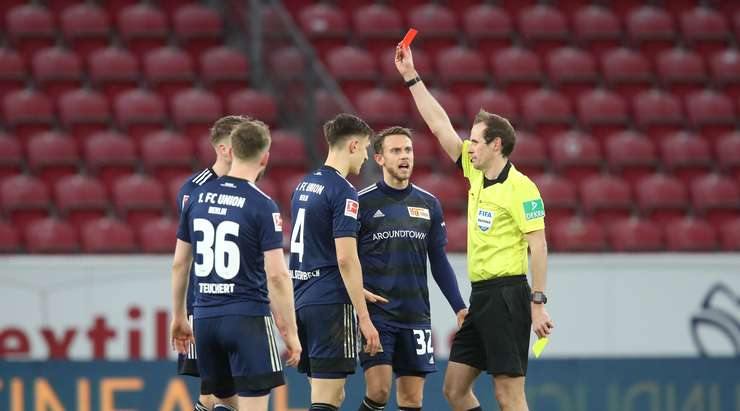 Sascha Stegemann thổi còi và Nico Schlotterbeck (Union Berlin) bị rút thẻ vàng thứ hai vì pha phạm lỗi của mình. Huấn luyện viên sẽ không khen ngợi anh ấy và các đồng đội cũng vậy. Rời sân, anh ấy có nhiều thời gian để suy nghĩ về nó.