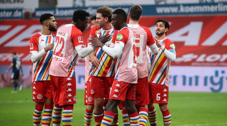 Moussa Niakhate (Mainz) không cho thủ môn một cơ hội nào để cản phá quả penalty. Cú sút của anh đi dội cột dọc bên phải vào lưới. Andreas Luthe đã không thể chạm được tay vào bóng.