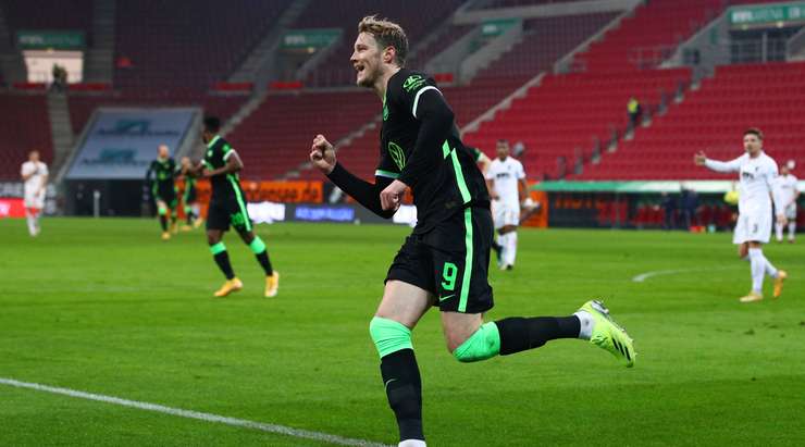 VÀO! 0:1! Yannick Gerhardt chuyền bóng thành công cho Wout Weghorst (Wolfsburg) ngay trong vòng cấm. Cầu thủ này nhận ra thủ môn Rafal Gikiewicz đang đứng ở khá xa khung thành và bấm bóng vào lưới. Một pha lốp bóng rất tinh quái.