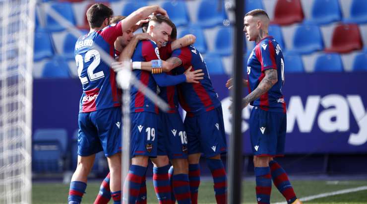 Jose Morales (Levante) nhận một đường chuyền chính xác và nhanh chóng sút bóng vào khung thành. Pha dứt điểm của anh ấy đi đập xà ngang vào lưới.
