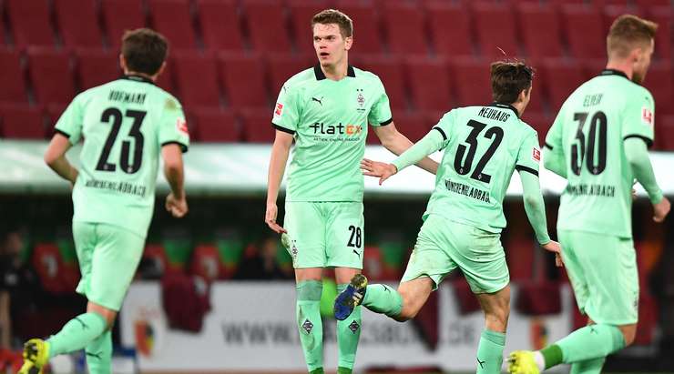 Florian Neuhaus (B. Monchengladbach) khống chế bóng gọn gàng từ một đường chuyền sắc sảo tại rìa vòng cấm và tung cú sút căng vào vào góc thấp bên phải khung thành, theo một phong cách đã thành thương hiệu của anh.
