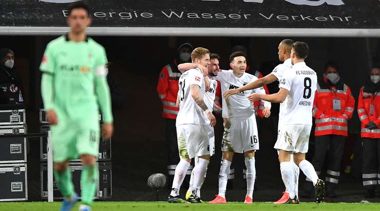 Vào! Marco Richter (Augsburg) sút bóng bật ra vào góc trái phía dưới sau khi bóng đến chỗ anh ấy trong vòng cấm. Tỉ số là 2:1.