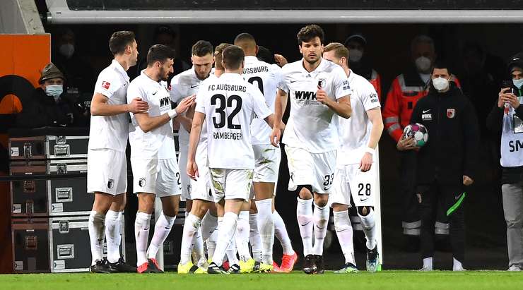 Ruben Vargas (Augsburg) đón quả phạt góc và thể hiện khả năng săn bàn của mình với một cú đánh đầu lạnh lùng từ cự li gần vào góc trái cầu môn. Tỉ số là 1:0.