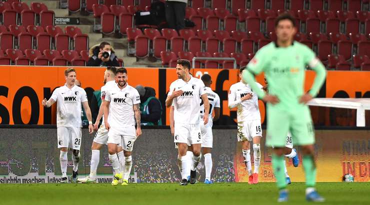 VÀO! Andre Hahn (Augsburg) nhận một đường chuyền và từ trong vòng cấm anh ấy lốp bóng qua Yann Sommer, người đã ra khỏi vạch vôi. Một pha dứt điểm tuyệt vời! 3:1.