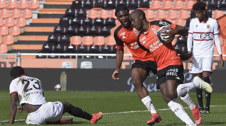 Vào! Armand Lauriente kiến tạo cho Yoane Wissa (Lorient) người đệm bóng vào lưới trống. Anh ấy thay đổi tỉ số thành 1:1.