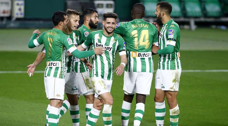 Vào! Một đường bóng bật ra đã sửa lưng tất cả mọi người, ngoại trừ Juanmi (Betis), anh chớp lấy thời cơ và sút bóng tung lưới khung thành bỏ trống. 2:0.