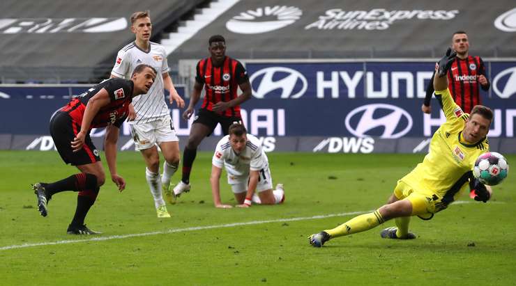 Bàn thắng đến từ một tình huống phối hợp đồng đội tuyệt vời! Timothy Chandler (Eintracht Frankfurt) đón một đường chuyền hoàn hảo và tung một cú sút xuất sắc, đi chìm vào phía trong cột dọc bên phải. Thủ môn không thể làm gì với những cú sút như thế.
