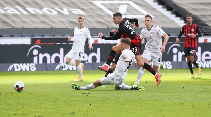 Andre Silva (Eintracht Frankfurt) đột phá trước khi nhận một đường chuyền tuyệt vời của đồng đội và tung một cú sút chuẩn xác để đánh bại thủ môn. Quả bóng bay vào góc thấp bên phải khung thành.