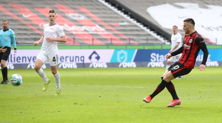 Filip Kostic (Eintracht Frankfurt) nhận bóng trong vòng cấm, anh xoay trở rất nhanh nhẹn và dễ dàng sút tung lưới khung thành đối phương.