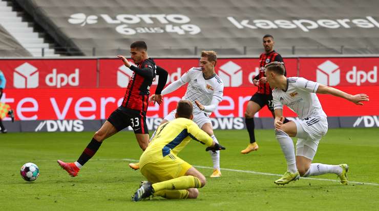 Andre Silva (Eintracht Frankfurt) nhận một đường chuyền thú vị bên trong vòng cấm và anh sút bóng lọt qua thủ môn vào lưới. Một pha dứt điểm xuất sắc!
