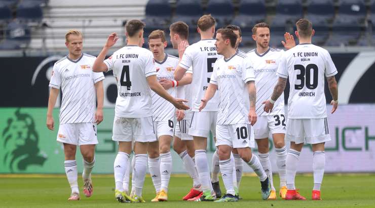 Max Kruse (Union Berlin) ghi bàn! Anh ấy đón một đường chuyền của đồng đội và tung một cú sút hoàn hảo từ rìa vòng cấm, đi vào góc thấp bên phải khung thành, vượt quá tầm với của thủ môn.