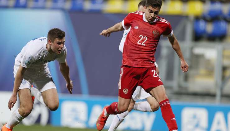 Vào! Fedor Chalov (Nga) tinh quái dừng lại một nhịp trước khi sút, chờ cho thủ môn Patrik Sigurdur Gunnarsson đổ người trước khi bình tĩnh đưa bóng vào góc trái khung thành.