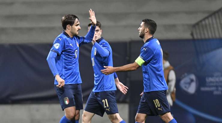 Vào! Luca Ranieri thực hiện một đường chuyền đến chân Giacomo Raspadori (Ý) và cầu thủ này tung một cú sút từ trong vòng cấm, đưa bóng vào góc thấp bên trái mành lưới. Tỉ số là 2:0.