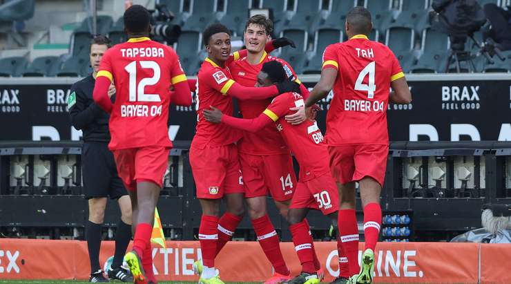 Vào! Patrik Schick (Bayer Leverkusen) sút bóng bật ra vào góc trái phía dưới sau khi bóng đến chỗ anh ấy trong vòng cấm. Tỉ số là 0:1.