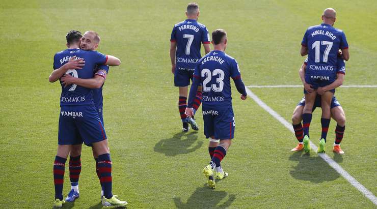 Rafael Mir Vicente (Huesca) thoát xuống sau đường chuyền từ Mikel Rico, anh lao vào vòng cấm và tung cú sút như búa bổ về phía góc cao khung thành trong tư thế đối mặt với thủ môn.