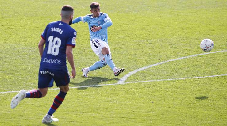 Vào! Francisco Beltran (Celta Vigo) nhận đường chuyền từ đồng đội và anh không hề do dự tung một cú sút không thể cản phá vào sát phía trong cột dọc bên trái.