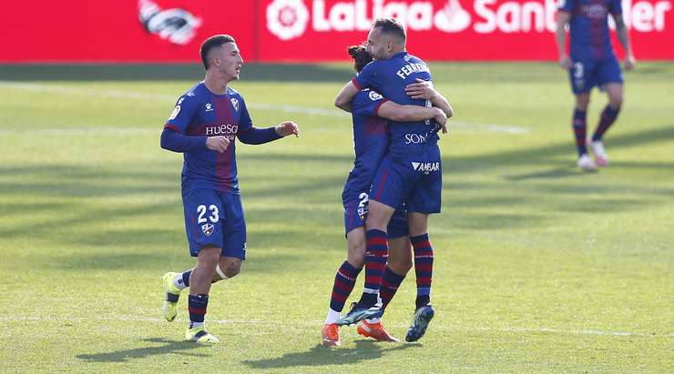 David Ferreiro (Huesca) đón đường căng ngang hoàn hảo vào sâu bên trong vòng cấm từ Javier Galan và khống chế bóng một cách tinh tế. Tiếp theo, anh tung một cú sút chuẩn xác vào phía trong cột dọc bên phải, nâng tỉ số lên: 3:3.