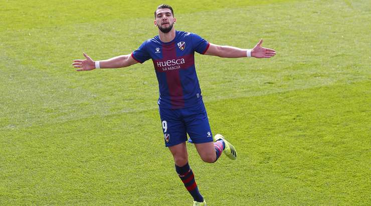 Vào! Pablo Maffeo treo bóng vào sâu trong vòng cấm kiến tạo cho Dimitrios Siovas (Huesca) ở một vị trí trống trải, và cú đánh đầu cận thành của cầu thủ này đã đưa bóng vượt qua tầm với của thủ môn đi vào góc trái khung thành. Tỉ số là 1:1.