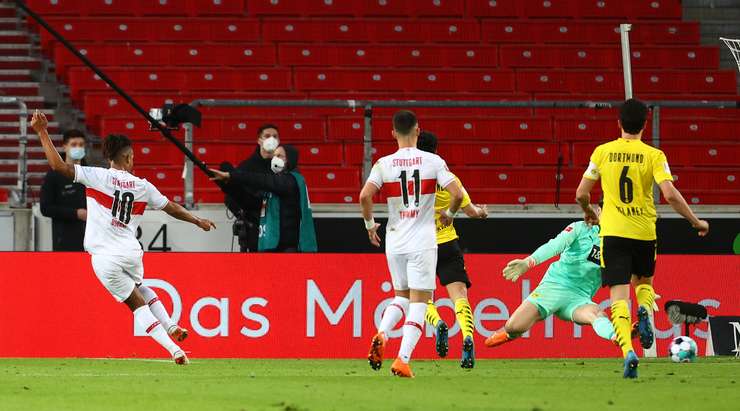VÀO! Đường chuyền trên cả tuyệt vời cho Daniel Didavi (VfB Stuttgart) đến sau một pha phản công. Ở một vị trí không thể trống trải hơn, anh bình tĩnh khống chế bóng trước khi dứt điểm gọn gàng từ cự ly gần, không cho thủ môn đối phương một cơ hội nào. Tỉ số bây giờ là 2:2.