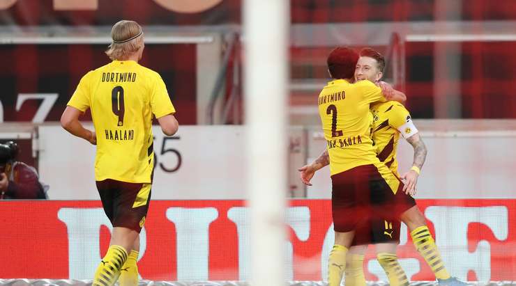 Vào! Marco Reus (Dortmund) nhận một đường chuyền ngắn rất vừa tầm từ Mateu Jaume Morey Bauza ở một vị trí bên trong vòng cấm, anh lách người và tung một cú sút không thể cản phá vào góc thấp bên phải khung thành. Tỉ số là 1:2.