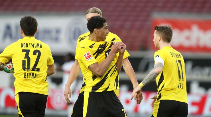 Jude Bellingham (Dortmund) ghi bàn! Anh ấy đón một đường chuyền của đồng đội và tung một cú sút hoàn hảo từ rìa vòng cấm, đi vào góc thấp bên phải khung thành, vượt quá tầm với của thủ môn.