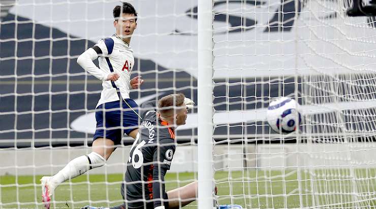 Vào! Lucas nạp đạn cho Heung-Min Son (Tottenham) ở một vị trí bên trong vòng cấm, và cầu thủ này đã giữ được cái đầu lạnh để sút bóng vào góc thấp bên trái khung thành. Tỉ số là 1:0.