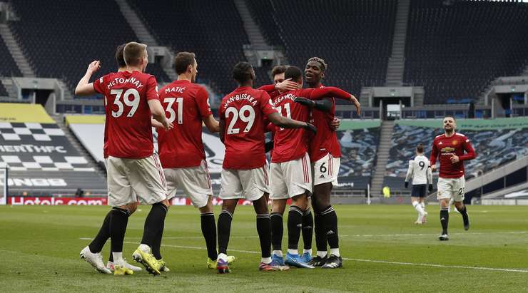 Vào! Mason Greenwood (Manchester United) có đủ khoảng trống trong vòng cấm để đón một đường chuyền từ Paul Pogba và dứt điểm gọn gàng vào phía trong cột dọc bên phải. 1:3.