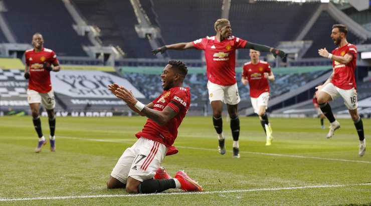 Vào! Fred (Manchester United) đã có mặt đúng lúc đúng chỗ để lấy bóng bật ra trong vòng cấm, và anh ấy sút bóng vào chính giữa mành lưới. Tỉ số là 1:1.