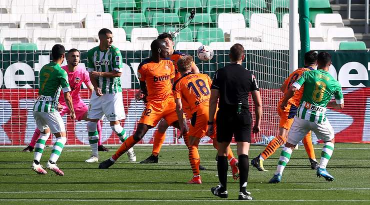 Một đường chuyền bổng rất tốt của Joaquin tìm đến Nabil Fekir (Betis) tại rìa vòng cấm. Cầu thủ này đón bóng và tung một cú sút tuyệt đẹp vào sát mé trong cột dọc bên phải. Tỉ số bây giờ là 1:0.