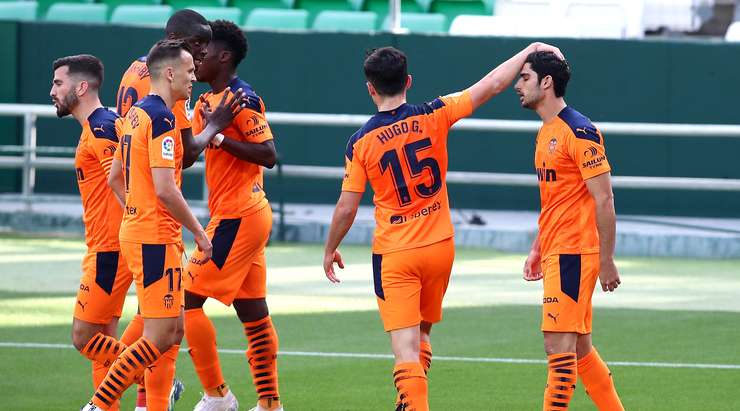 Vào! Uros Racic dọn cỗ cho Goncalo Guedes (Valencia) tại rìa vòng cấm người sút bóng vào góc trái phía dưới. 1:1.