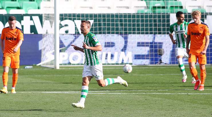 2:1. Sergio Canales (Betis) đón một đường chuyền tại rìa khu cấm địa và ngay lập tức tung cú sút một chạm tuyệt vời bay vào bên phải mành lưới. Một pha dứt điểm xuất sắc! Jaume Domenech cố gắng ngăn chặn nó, nhưng không có cơ hội cho anh ấy. Kiến tạo bởi Joaquin.