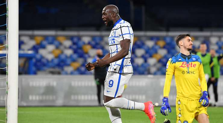Vào! Christian Eriksen (Inter) thể hiện nền tảng kỹ thuật tuyệt vời của mình với một cú sút một chạm từ ngay bên ngoài vòng cấm, bóng đi vào góc thấp bên phải khung thành. Tỉ số là 1:1.