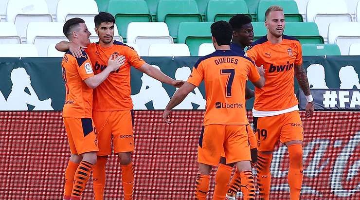 Vào! Carlos Soler (Valencia) sút bóng vào góc thấp bên trái khung thành, vượt qua tầm với của Claudio Bravo dù thủ môn đã đổ người hết cỡ.