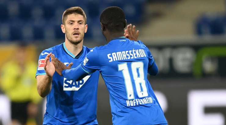 Andrej Kramaric (Hoffenheim) ghi bàn với cú sút một chạm tuyệt vời, bóng đập cột dọc bên trái vào lưới. Một cú sút không thể ngăn chặn!