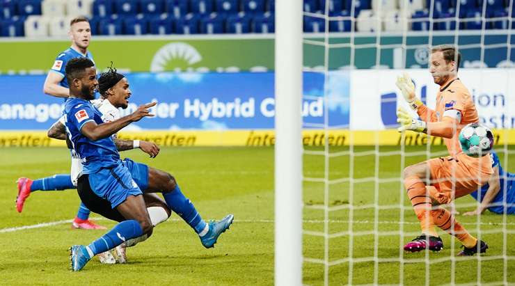 Vào! Một đường chuyền đơn giản của Marcus Thuram đưa bóng đến chân Valentino Lazaro (B. Monchengladbach) bên trong vòng cấm, anh chỉnh lại tư thế và quất chân đưa bóng vào chính giữa khung thành. Tỉ số là 0:2.