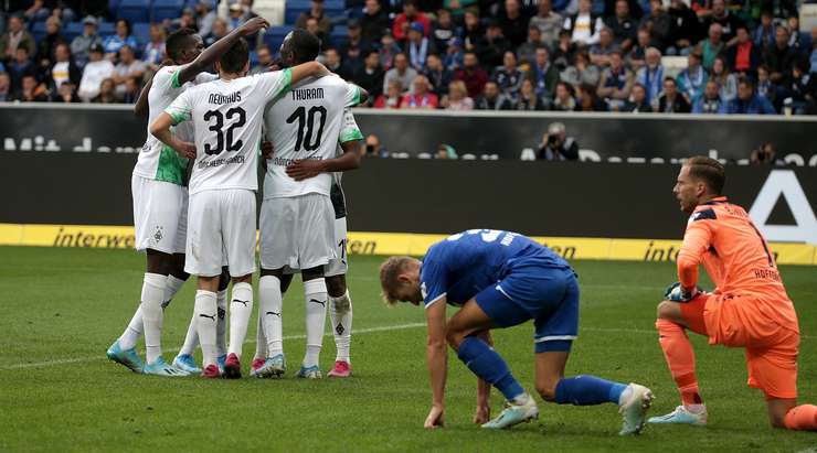 Alassane Plea (B. Monchengladbach) đón một đường chuyền hoàn hảo tới từng centimét và tung một cú sút chìm từ rìa vòng cấm vào chính giữa khung thành, thủ môn đã không thể kịp cản phá cú sút vừa rồi.