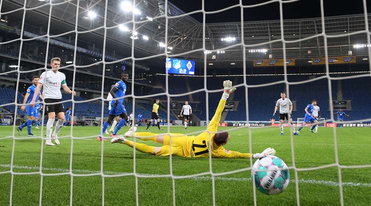 Pavel Kaderabek thực hiện một quả tạt bổng chính xác vào vòng cấm. Andrej Kramaric (Hoffenheim) đón bóng và dứt điểm nhanh vào góc thấp bên trái khung thành. Thủ môn đã không có cơ hội nào để cản phá! Tỉ số đã được thay đổi thành: 3:2.