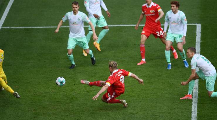 Joel Pohjanpalo (Union Berlin) đón bóng từ quả phạt góc được treo vào sâu bên trong vòng cấm và đánh bại thủ môn với một cú sút chính xác vào góc trái phía dưới khung thành.