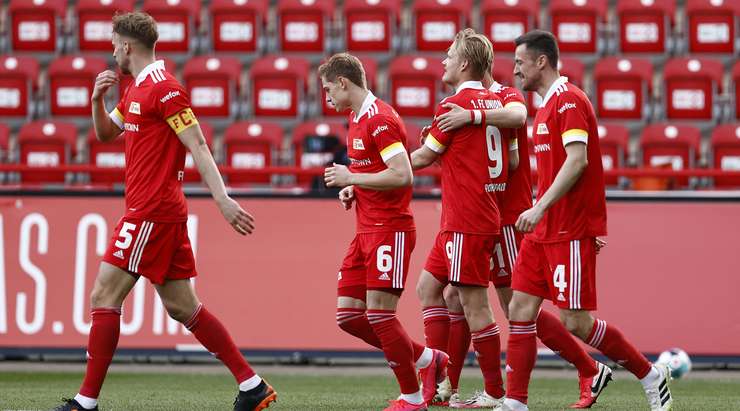Một pha dứt điểm xuất sắc! Joel Pohjanpalo (Union Berlin) đón một quả tạt hoàn hảo tới từng centimét trong vòng cấm và tung một cú sút chìm vào góc thấp bên trái khung thành. Chúng tôi thật sự không đủ ca từ để tôn vinh bàn thắng vừa rồi!