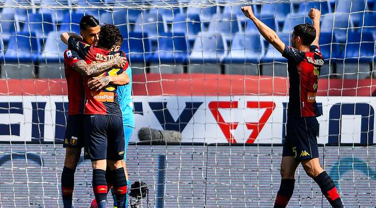 Vào 1:0! Gianluca Scamacca (Genoa) đệm bóng thành bàn từ cự li gần sau khi bóng bật ra tới hướng di chuyển của anh ấy.
