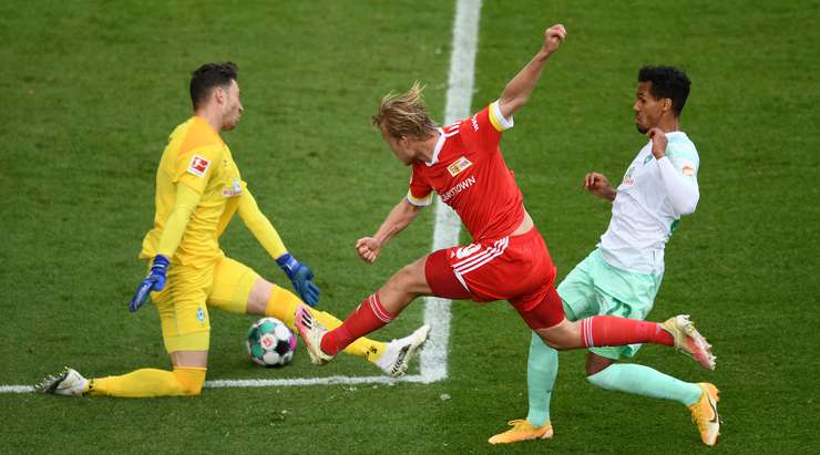 Joel Pohjanpalo (Union Berlin) nhận một đường chuyền thú vị bên trong vòng cấm và anh tung một cú sút chìm chuẩn xác vào góc thấp bên phải khung thành. Một pha dứt điểm rất hiểm!