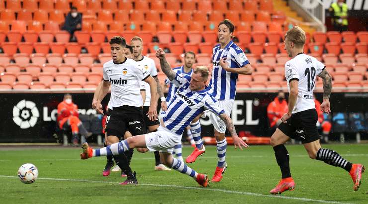 John Guidetti (Alaves) giành được bóng trong vòng cấm sau quả đá phạt và ghi bàn với một cú sút chìm chính xác vào chính giữa khung thành!