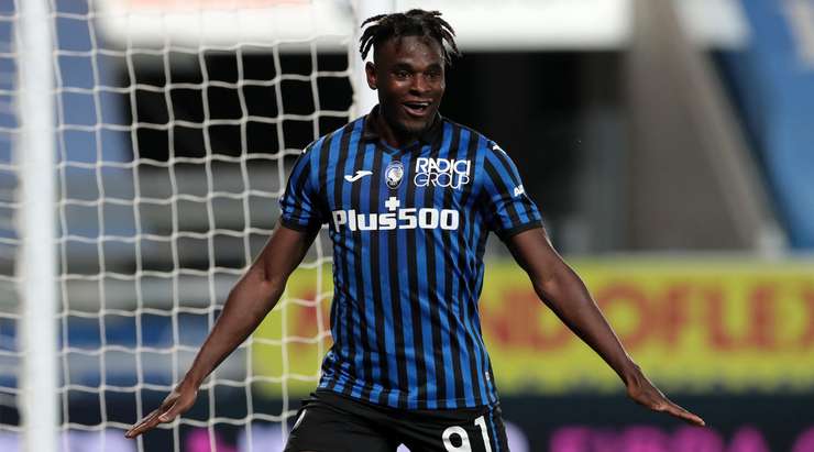 Vào! Ruslan Malinovsky Duvan Zapata (Atalanta), người cho thấy quyết tâm tuyệt vời để đón bóng trước một vài hậu vệ và từ trong vòng cấm anh ấy tung cú sút vào góc phải phía trên mành lưới! Một pha dứt điểm tuyệt vời - 4:0.