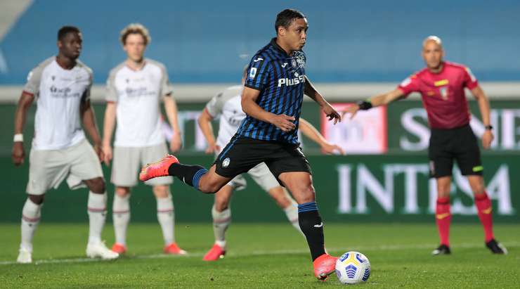 Vào! Luis Muriel (Atalanta) giành chiến thắng trên chấm phạt đền bằng một cú sút không thể cản phá, vượt qua tầm với của thủ môn Lukasz Skorupski vào góc thấp bên phải.