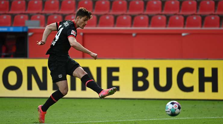 Patrik Schick (Bayer Leverkusen) ghi bàn! Anh ấy đón một đường chuyền của đồng đội và tung một cú sút hoàn hảo từ rìa vòng cấm, đi vào góc thấp bên phải khung thành, vượt quá tầm với của thủ môn.