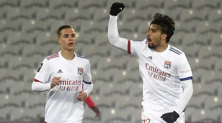 Vào! Lucas Paqueta (Lyon) sút bóng bật ra vào phía trong cột dọc bên trái sau khi bóng đến chỗ anh ấy trong vòng cấm. Tỉ số là 1:1.