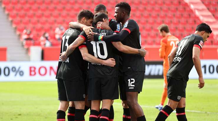 Vào! Kerem Demirbay thực hiện một quả tạt vào vòng cấm và kiến tạo thành công cho Lucas Alario (Bayer Leverkusen), người đã đón bóng và dứt điểm gọn gàng vào góc thấp bên phải khung thành. Tỉ số đã được nâng lên 1:0.