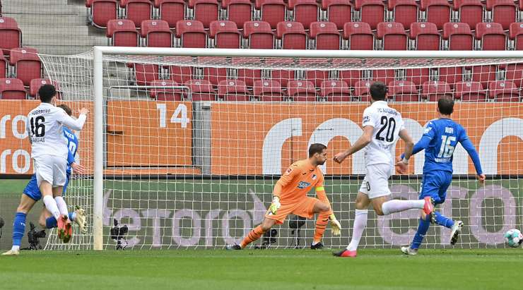 Vào! Daniel Caligiuri tung một đường chuyền tuyệt vời đến vị trí của Ruben Vargas (Augsburg) trong vòng cấm, và cầu thủ này tận dụng rất tốt cơ hội để dứt điểm gọn gàng vào góc thấp bên phải. 1:0.