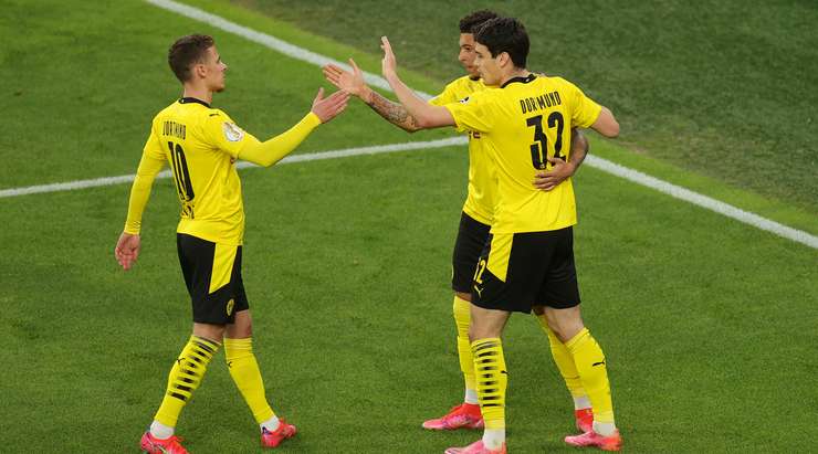 Giovanni Reyna (Dortmund) ghi bàn! Anh ấy đón một đường chuyền của đồng đội và tung một cú sút hoàn hảo từ rìa vòng cấm, đi vào góc thấp bên phải khung thành, vượt quá tầm với của thủ môn.