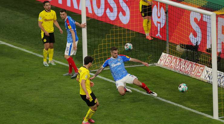 Vào! Tỉ số là 2:0. Giovanni Reyna (Dortmund) điền tên mình lên bảng điện từ bằng một cú sút gần như ngay trên vạch vôi, sau khi một đường bóng bật ra đã may mắn tìm đến đúng đôi chân của anh.